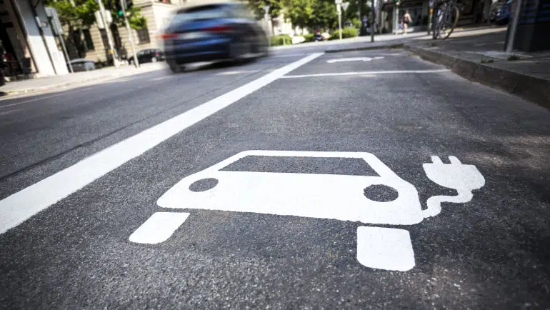 Abbildung von Elektroauto auf Straße