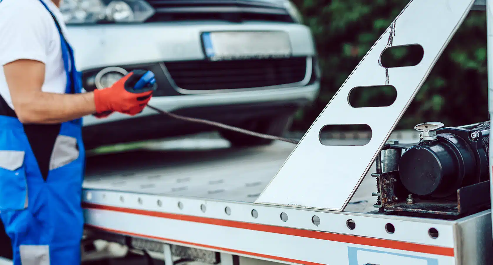 Auto wird von einem Unternehmen abgeschleppt