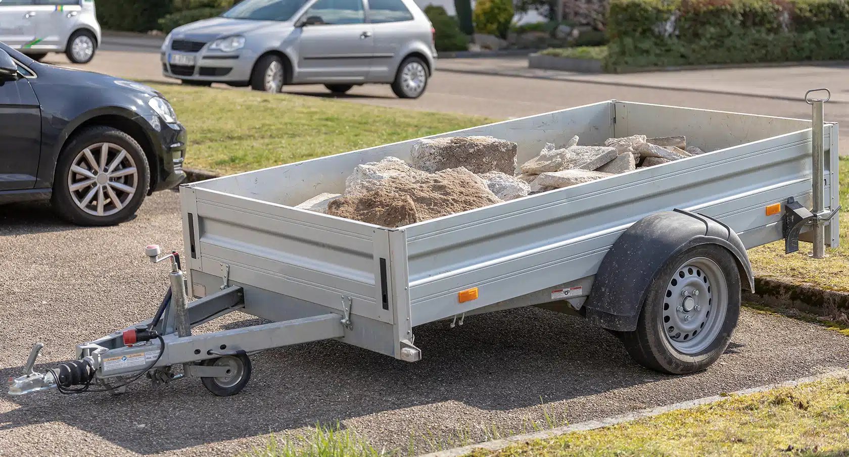 Ein Anhänger steht auf einem Parkplatz