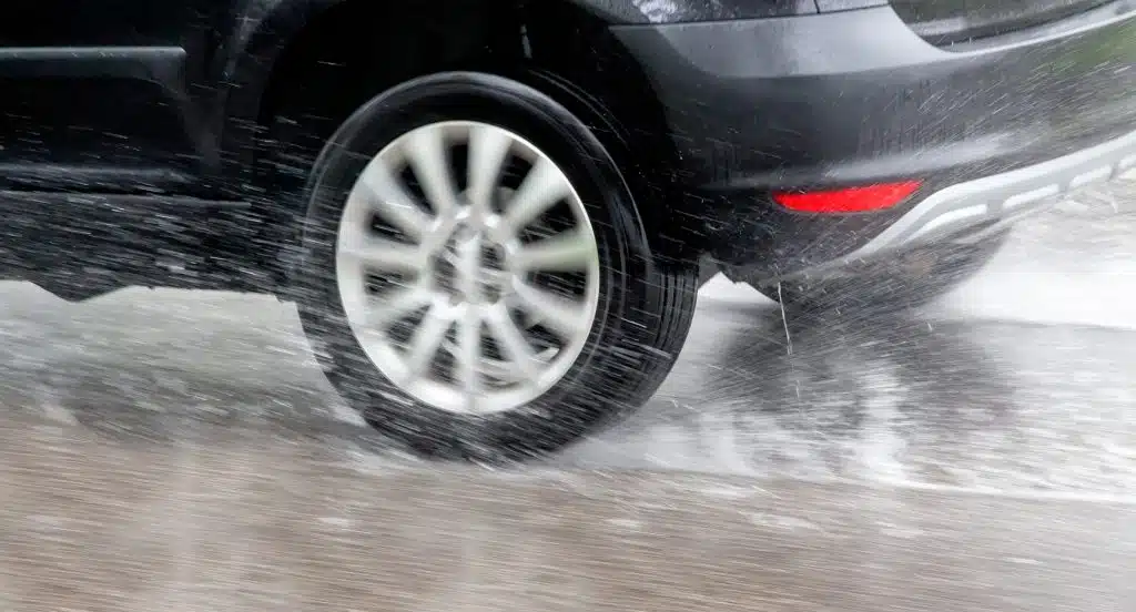 Ein Auto schlittert durch Aquaplaning auf der Straße