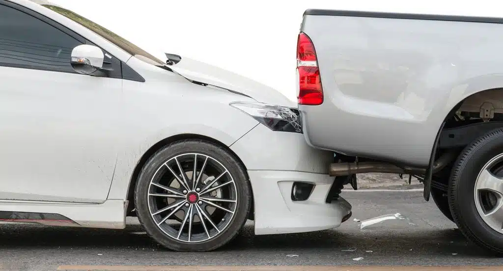 Zwei Autos bei einem Auffahrunfall
