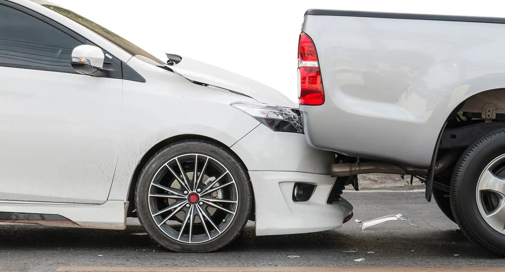 Zwei Autos bei einem Auffahrunfall