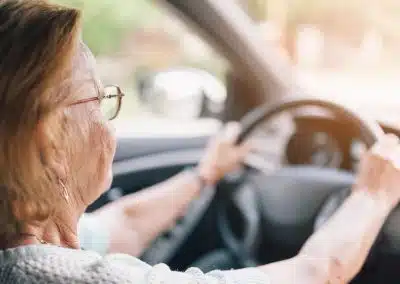 Ältere Frau beim Autofahren