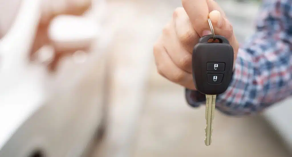 Eine Hand hält einen Autoschlüssel