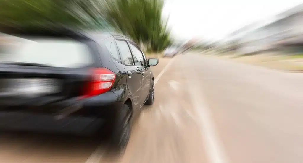 Schwarzes Auto in hohem Tempo auf einer Rennstrecke