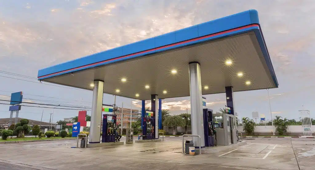 Beleuchtete Tankstelle in der Abenddämmerung