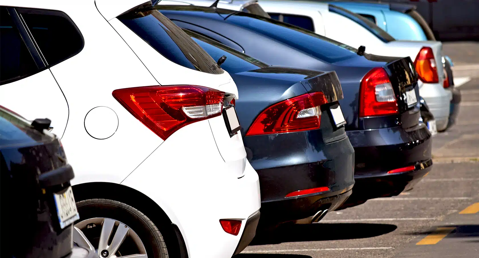 Parkende PKWs stehen auf einem Parkplatz