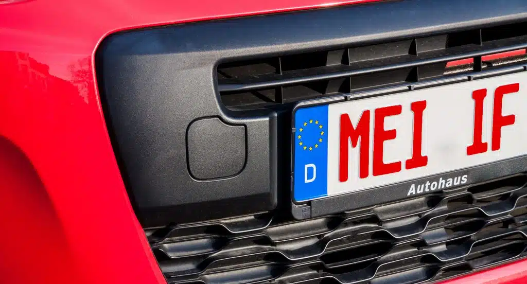 Rotes Kennzeichen an der Front eines Autos