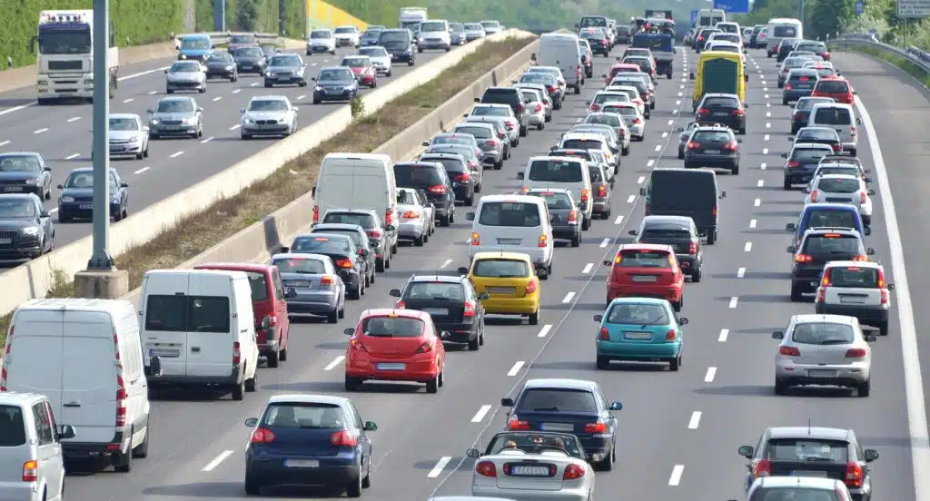 Foto einer voll befahrenen dreispurigen Autobahn.