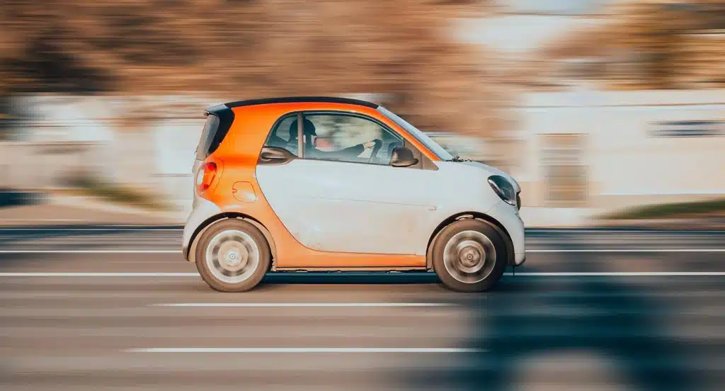 Foto eines kleinen auf der Straße fahrenden Smarts