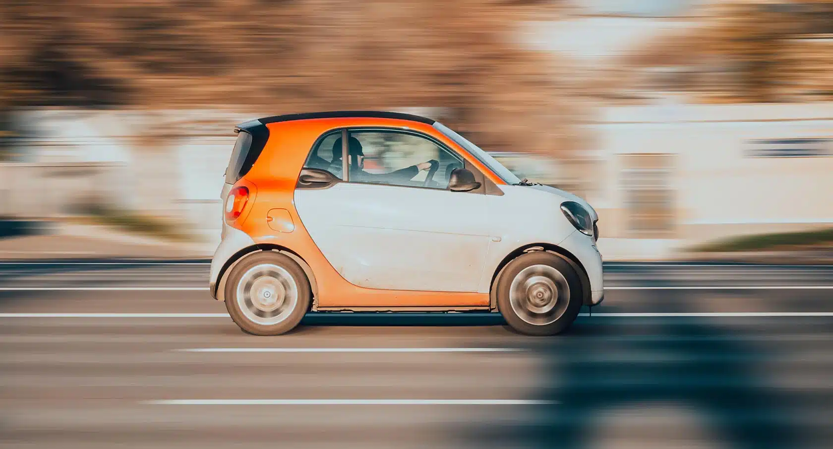 Foto eines kleinen auf der Straße fahrenden Smarts