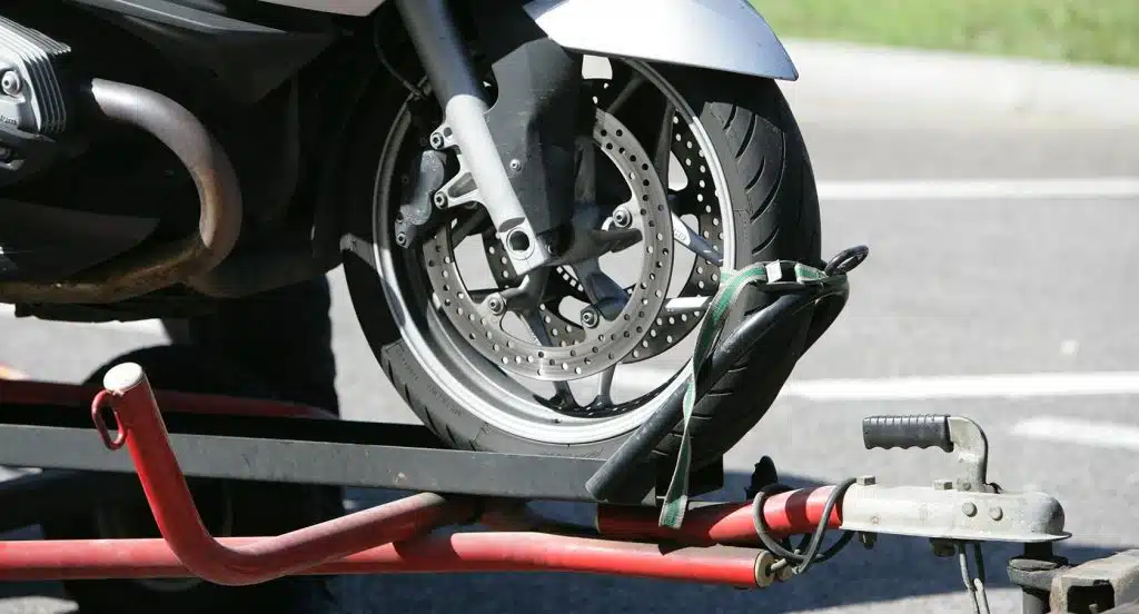 Foto von einem Motorrad auf einem Transportanhänger für das Auto.