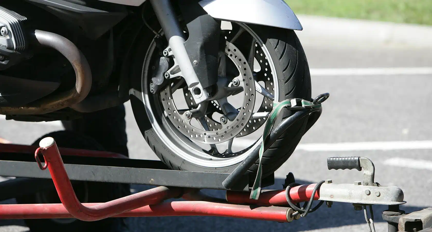 Foto von einem Motorrad auf einem Transportanhänger für das Auto.