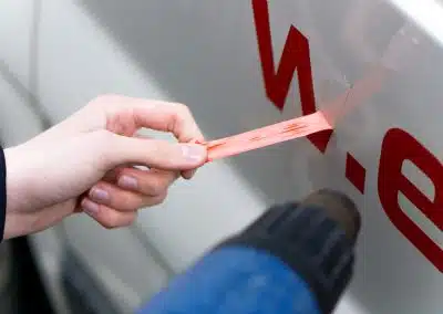 Aufkleber vom Auto entfernen