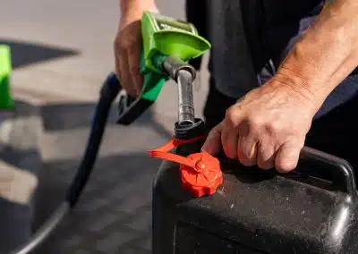 Mann beim Befüllen eines Benzinkanisters