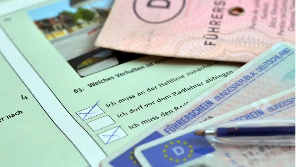 Neue EU-Führerscheinrichtlinie: Führerschein und Fahrprüfungsbogen