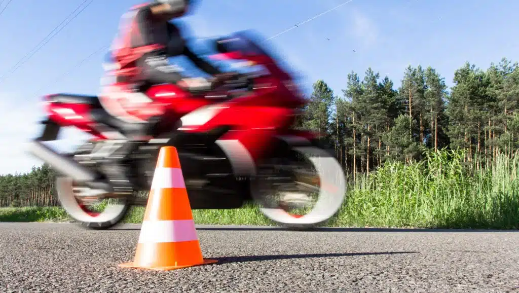Motorrad fahren mit Autoführerschein: Ein Fahrschüler auf dem Motorrad bei einer Fahrübung