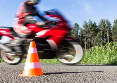Motorrad fahren mit Autoführerschein: Ein Fahrschüler auf dem Motorrad bei einer Fahrübung