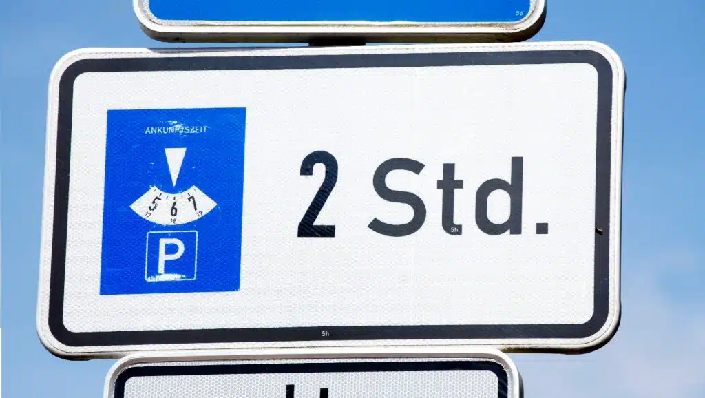 Parkplatzverkehrsschild mit Hinweis zur erlaubten Parkzeit mit Parkscheibe