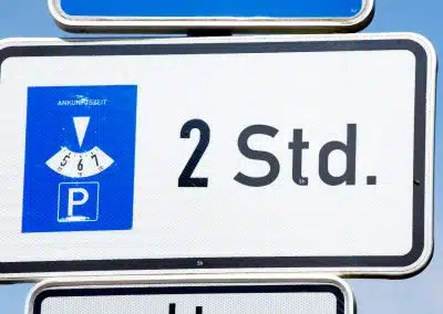 Parkplatzverkehrsschild mit Hinweis zur erlaubten Parkzeit mit Parkscheibe