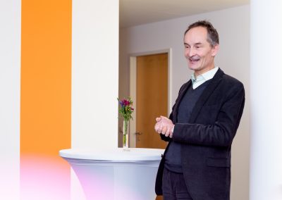 Mann steht vor Rednerpult