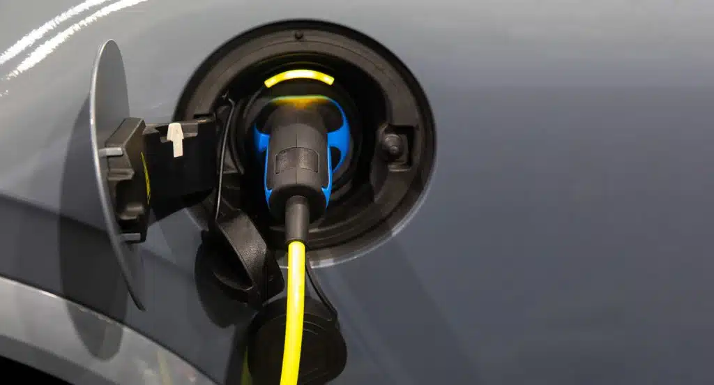 E-Auto Ladekabel steckt in der Anschlussbuchse des Fahrzeugs