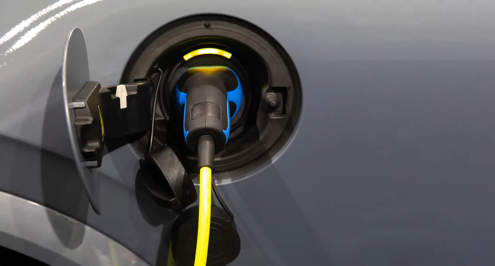 E-Auto Ladekabel steckt in der Anschlussbuchse des Fahrzeugs