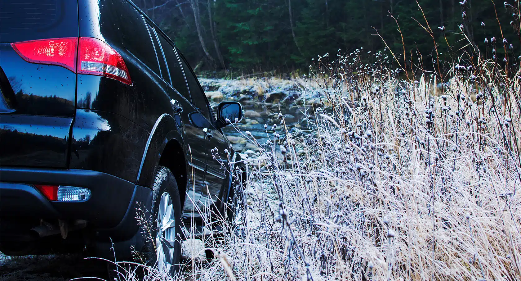 Auto fährt über eine Offroadstrecke