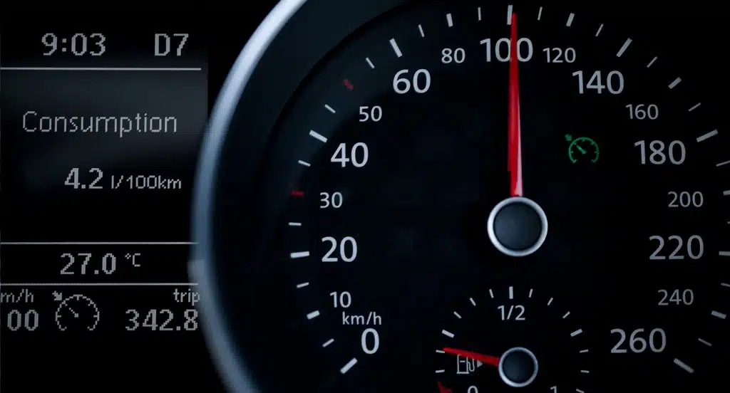 Tachometer in einem Auto in Großaufnahme