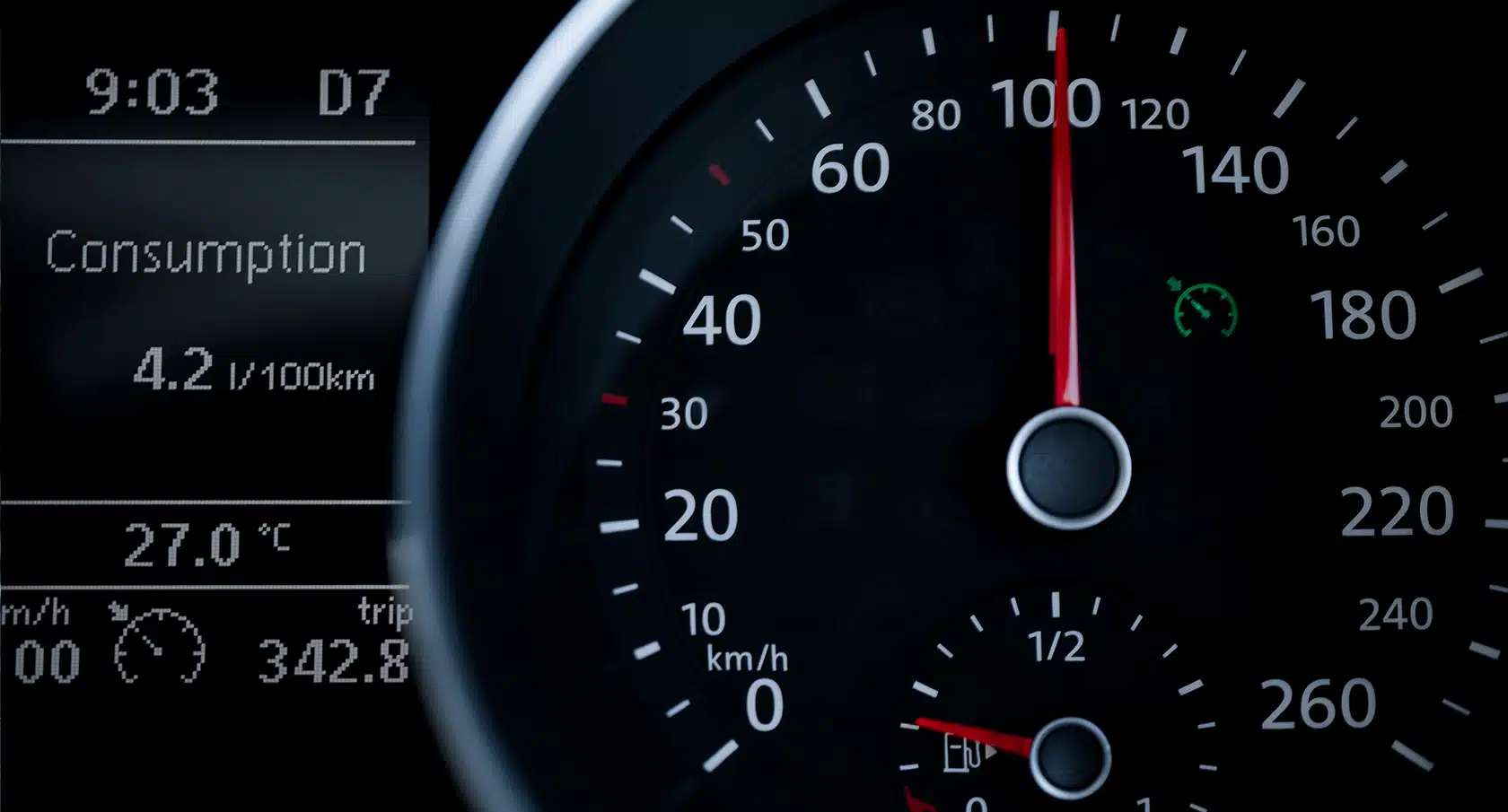 Tachometer in einem Auto in Großaufnahme