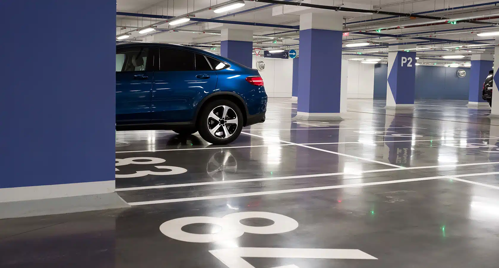 Parkendes Auto im Parkhaus