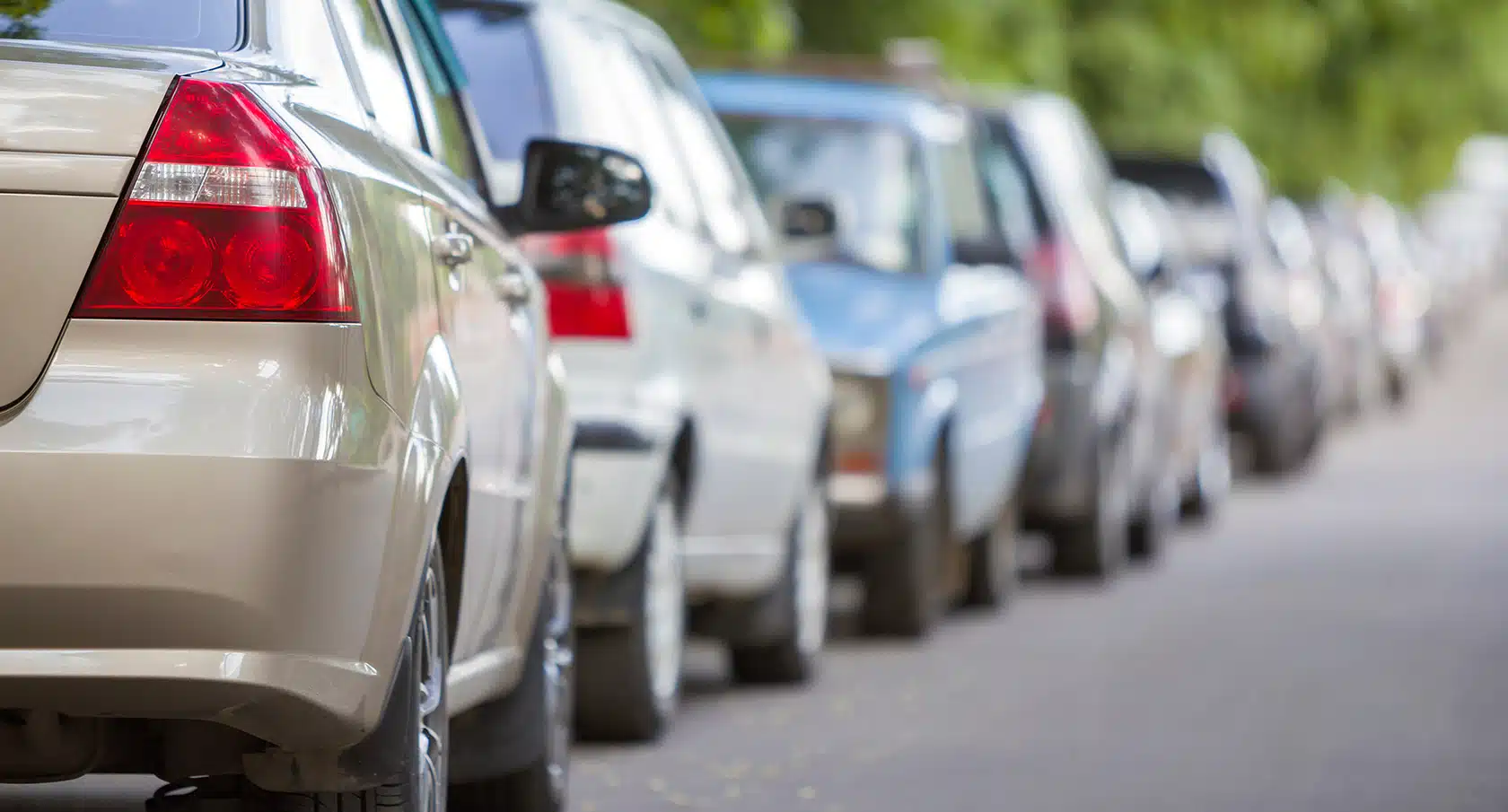 Parkende Autos an einer Straße