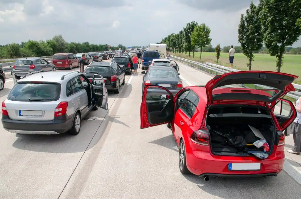 Stau auf der Autobahn und Leute steigen aus