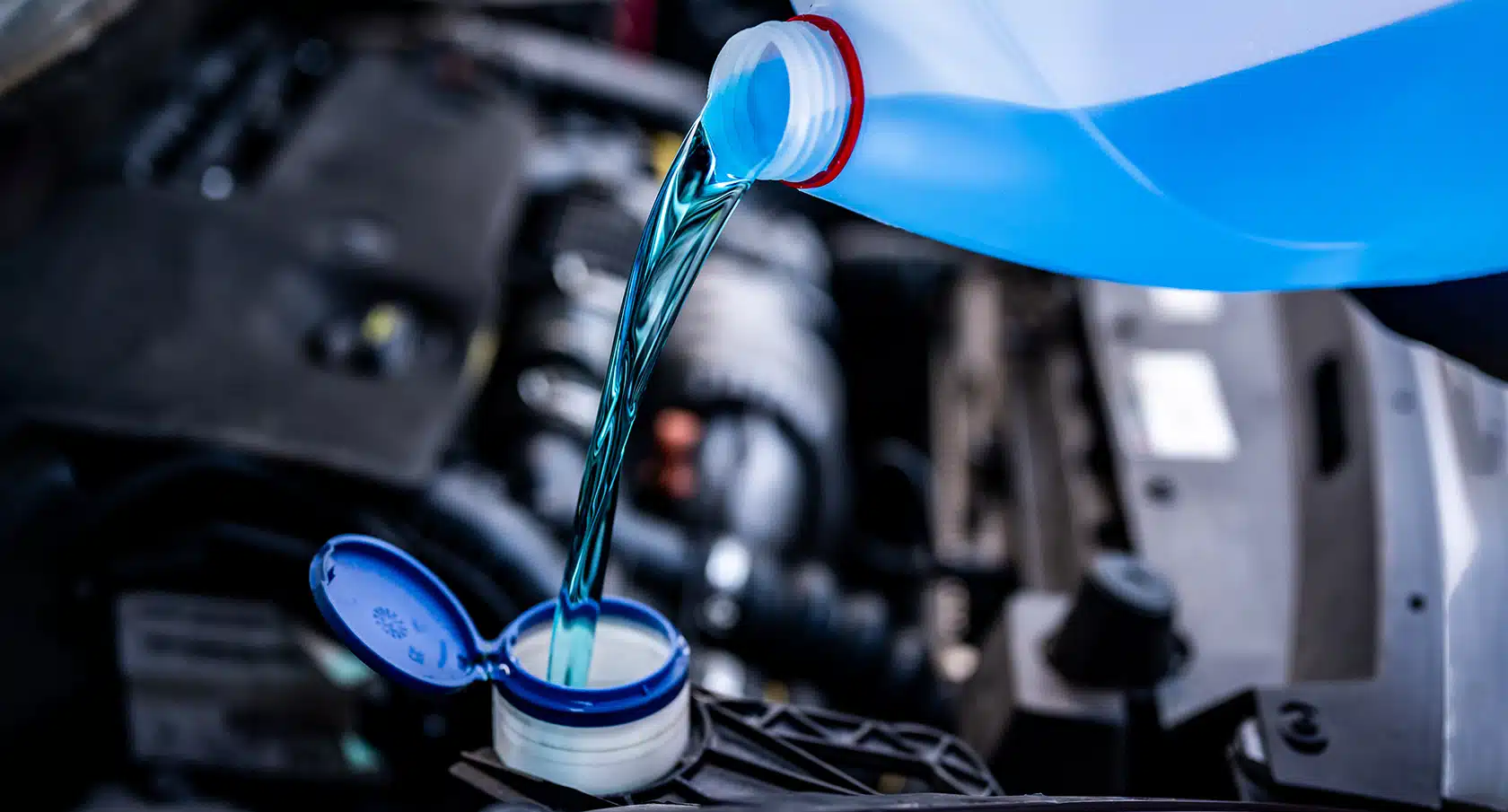 Frostschutzmittel wird in ein Auto eingefüllt