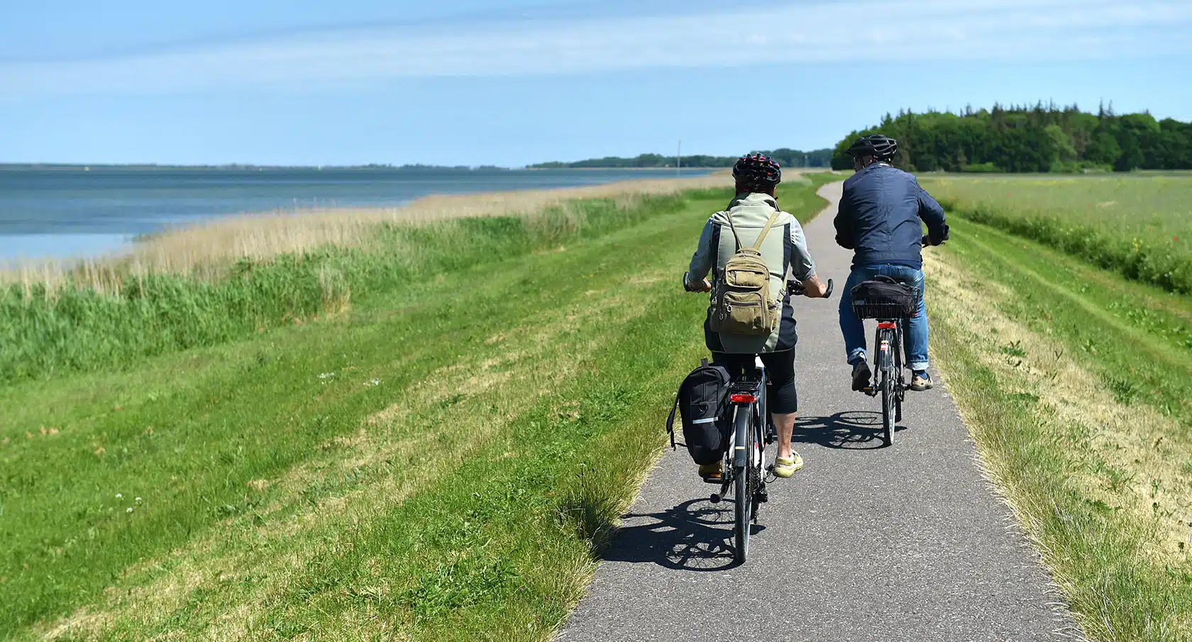 Zwei Fahrradfahrer radeln einen Weg entlang