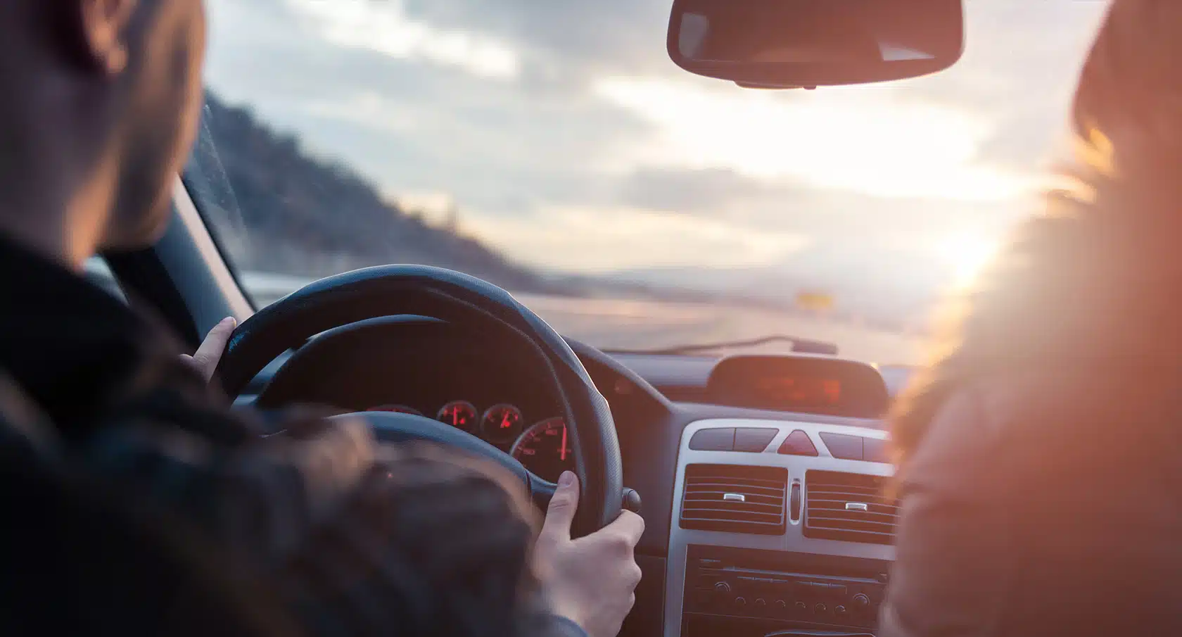 Autofahrer hinter dem Steuer eines Fahrzeugs mit Blick auf die Straße