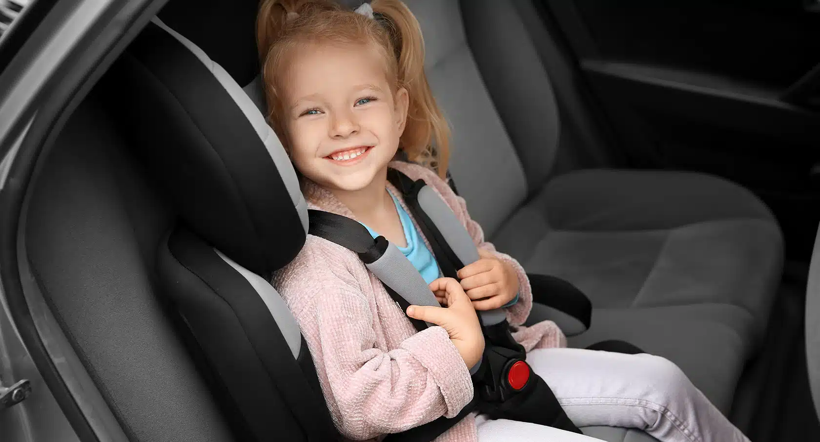 In einem Auto-Kindersitz angeschnalltes Mädchen