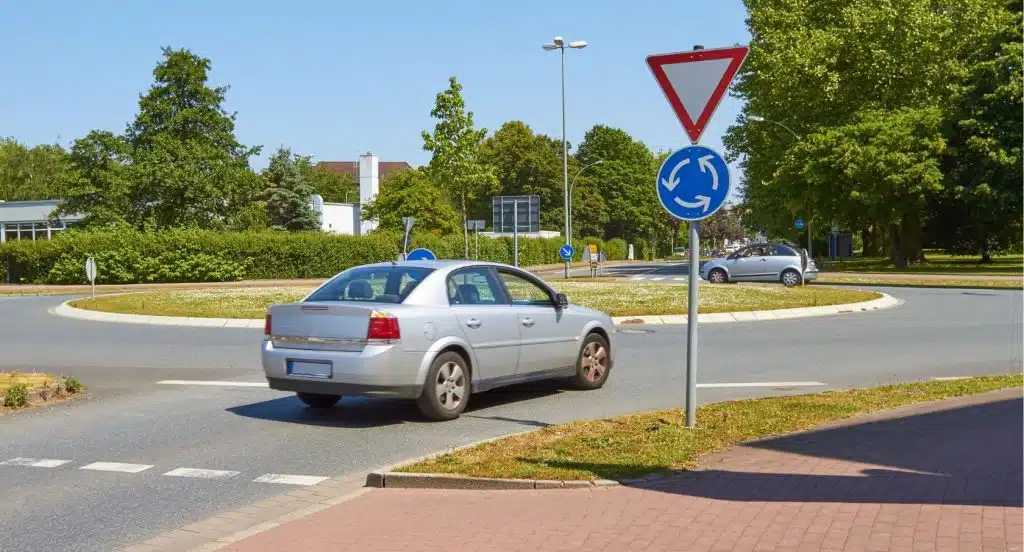 Autofahren im Kreisverkehr – Regeln und Tipps