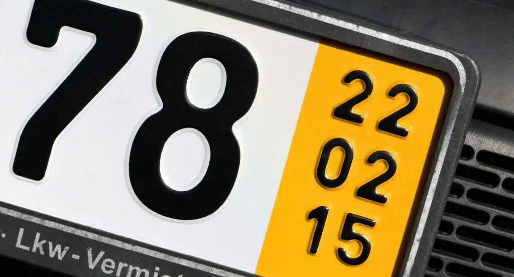 Auto-Kurzzeitkennzeichen in Nahaufnahme
