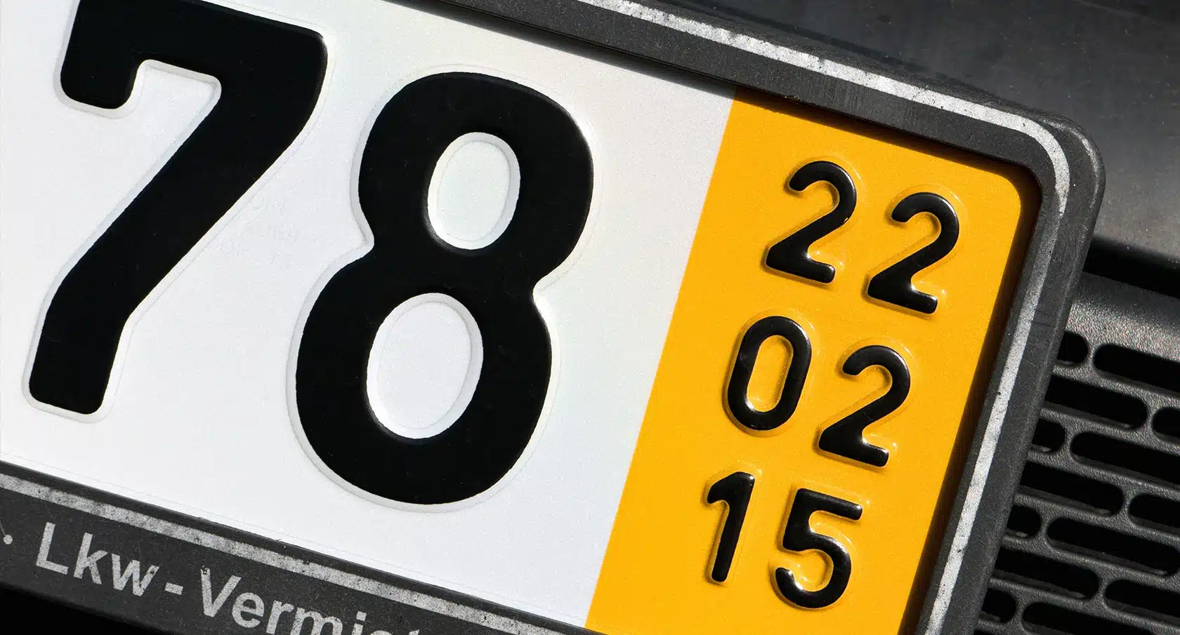 Auto-Kurzzeitkennzeichen in Nahaufnahme