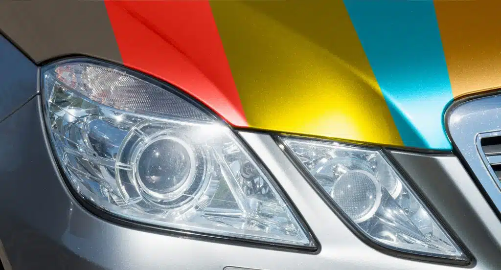 In 5 Farbtönen folierte Motorhaube eines Autos