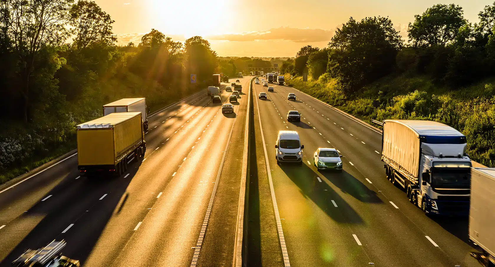 Eine Achtspurige Autobahn mit fahrenden Autos, von einer Brücke aus fotografiert