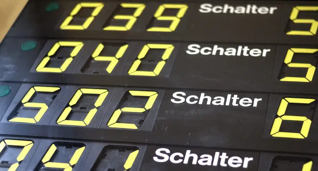 Nummerntafel in einem Warteraum