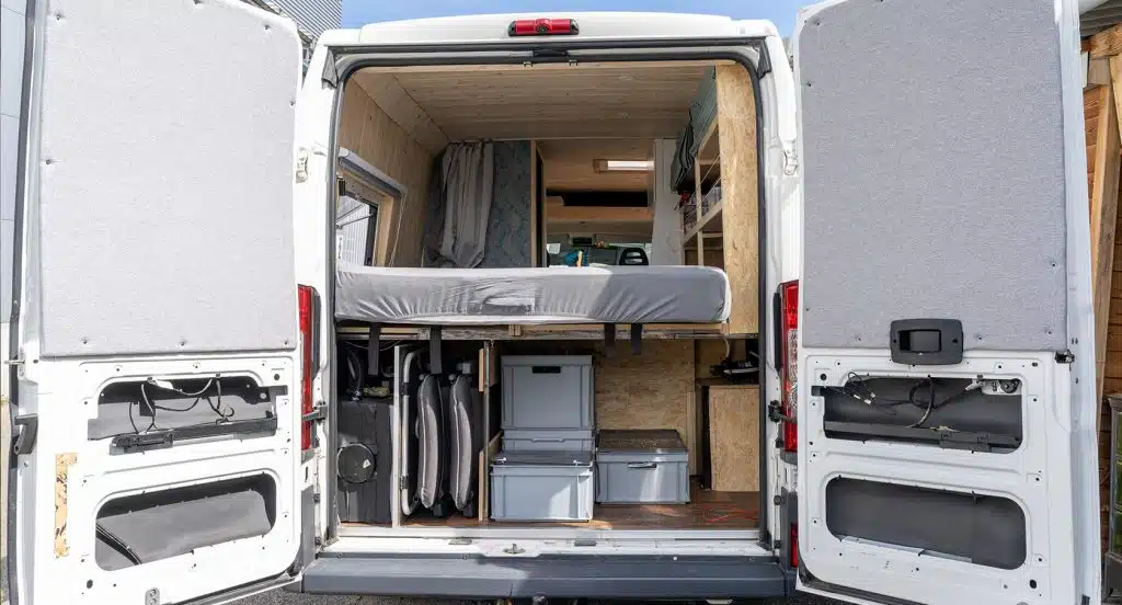 Ausgebauter Lieferwagen mit geöffneten Hecktüren