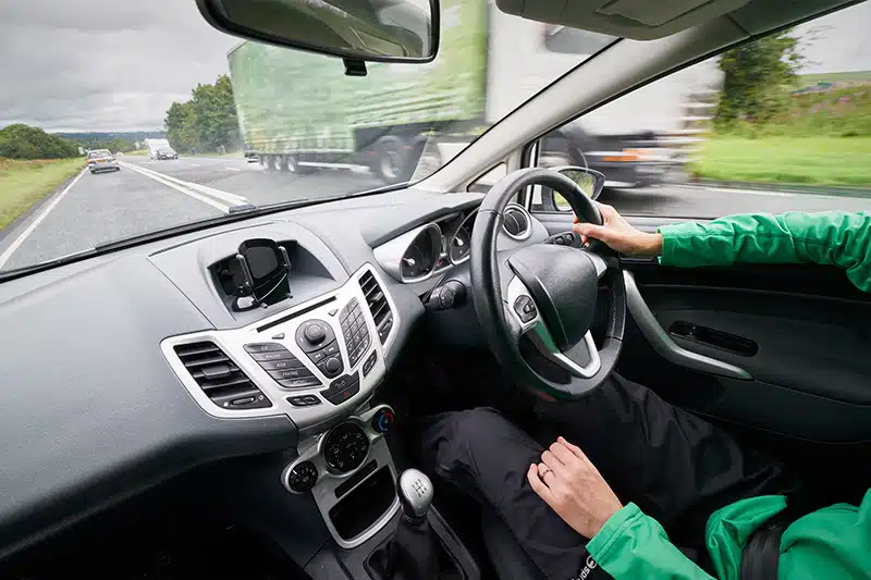 Ungewohnt, aber mit etwas Übung gut machbar: Autofahren im Linksverkehr. Quelle: Verti Versicherung AG