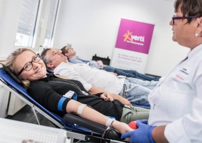 Frau spendet Blut