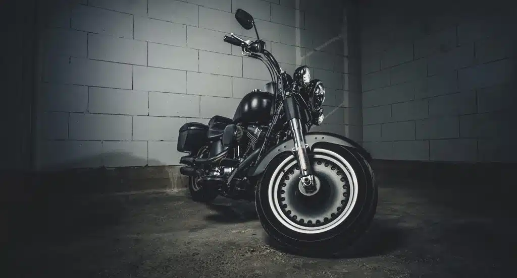 In einer Garage stehendes Motorrad