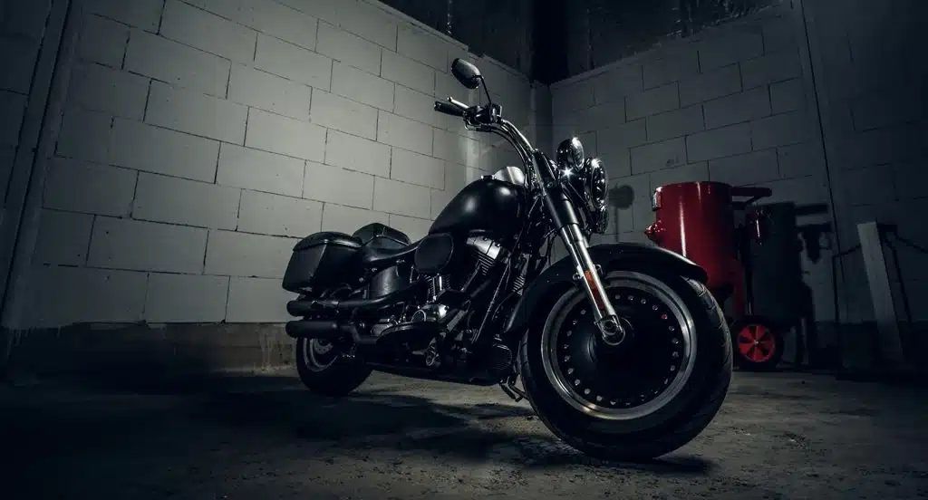 Motorrad steht in einer Garage