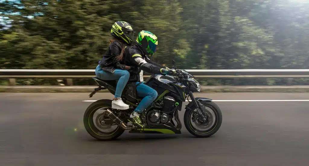 Fahrer und Beifahrer auf einem Motorrad