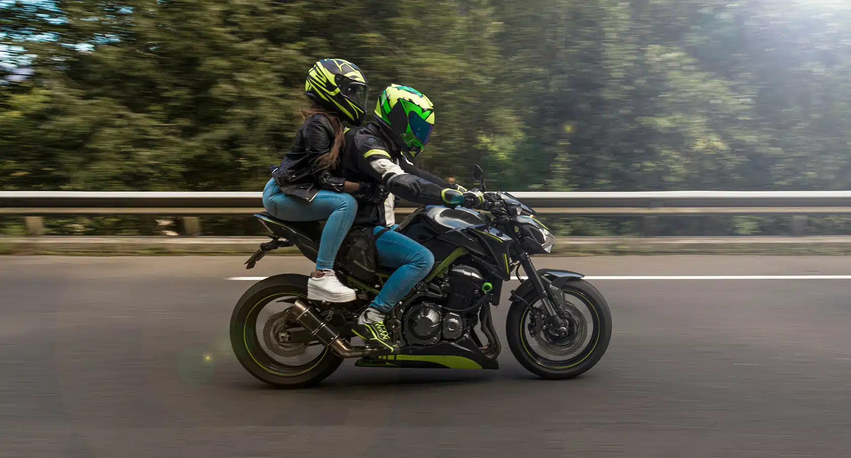 Fahrer und Beifahrer auf einem Motorrad